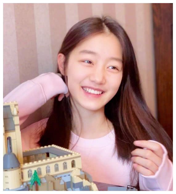 赵薇女儿最新照片曝光，成长轨迹与时代印记