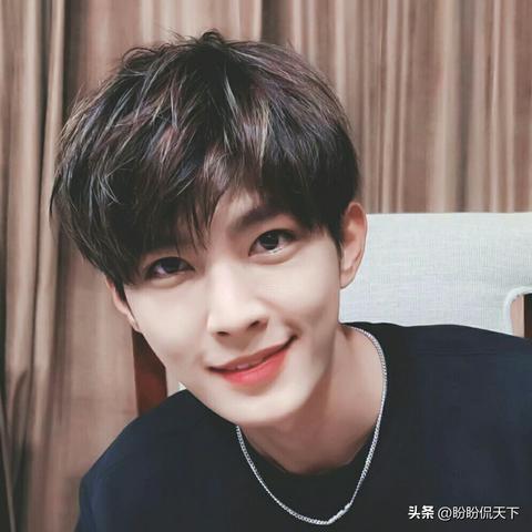 揭秘吴映洁炎亚纶11月娱乐圈炙热话题背后的故事，热门消息回顾